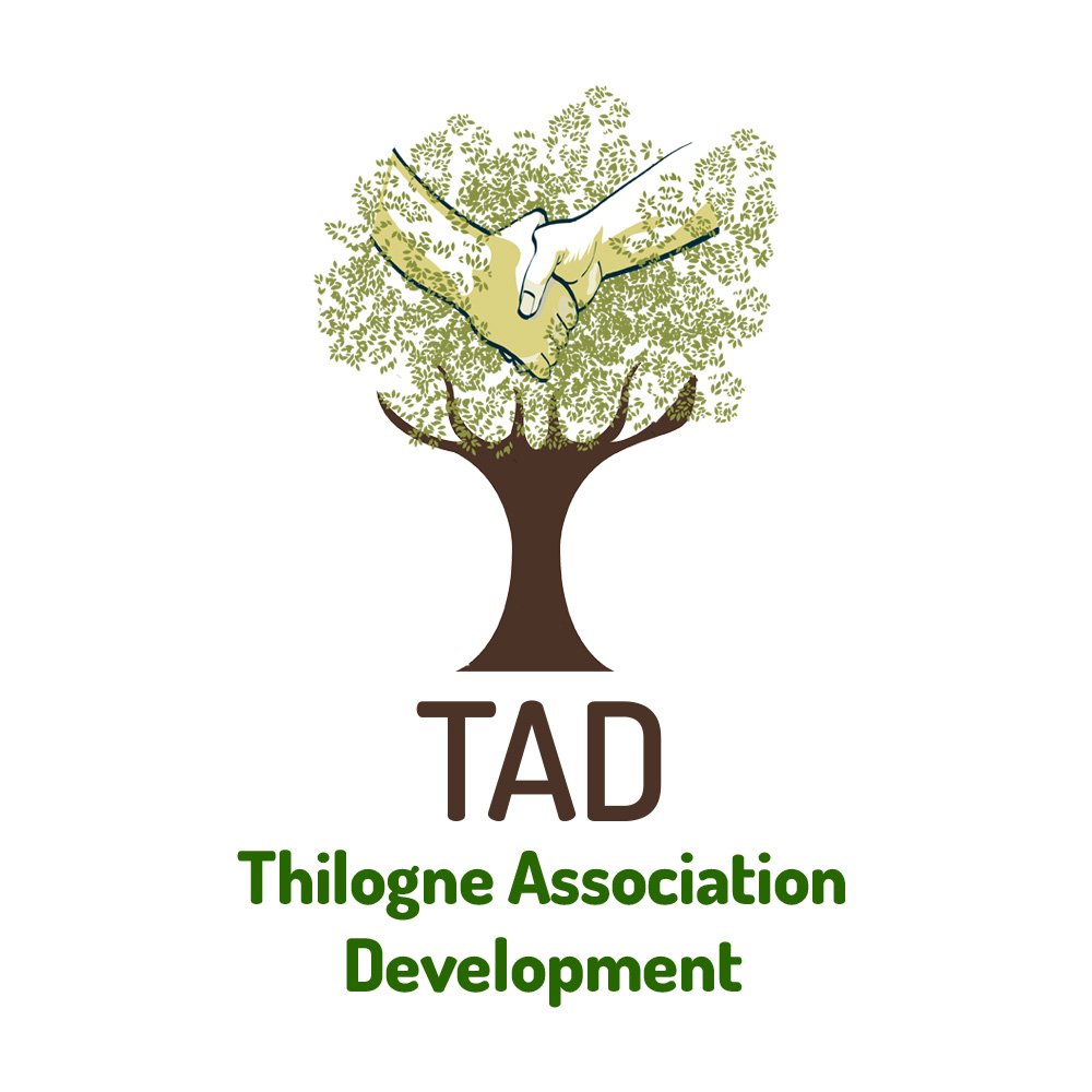 Baobab avec une poignée de main. Thilogne Association Development en dessous